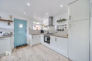 Mondern Kitchen- click for photo gallery